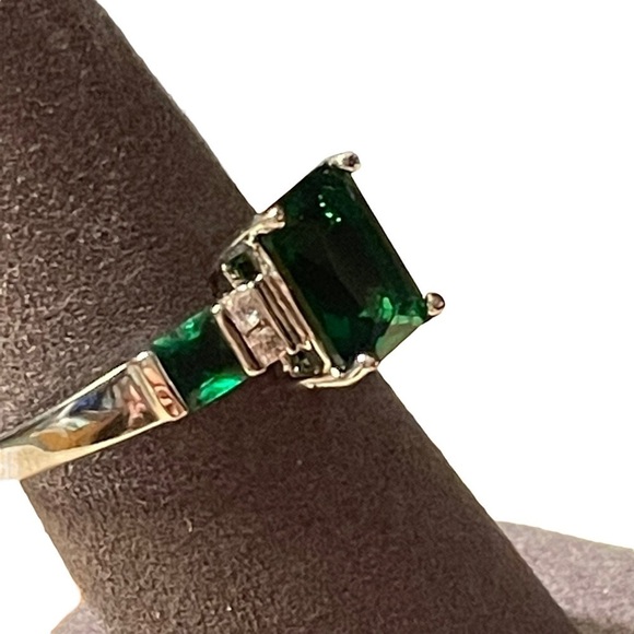 Emerald Green Sterling Silver 925 Emerald Cut Cubic Zirconia Ring Size 8.75 - Picture 7 of 8